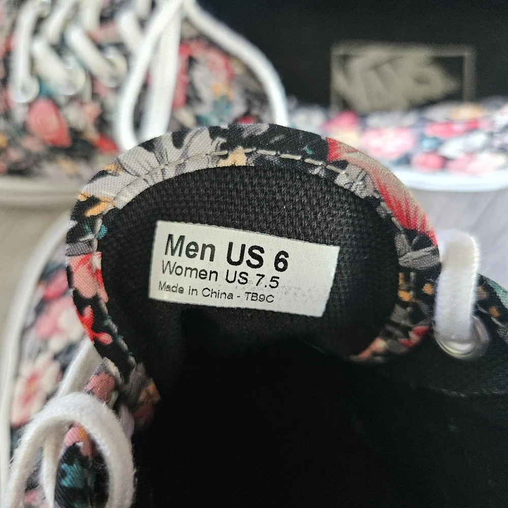 Vans Women's Floral Sneakers‎ - Black and Pink